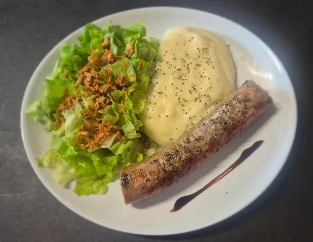 Saucisse grillée servie avec de l’aligot